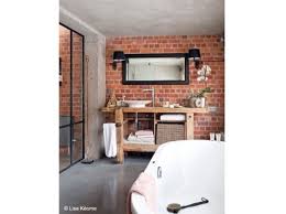 Visitez Un Loft Qui Est Immense Salle De Bains Blanche Et Grise Brique Rouge