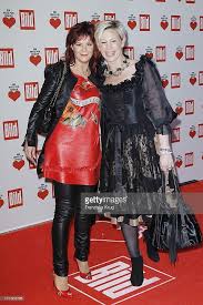 strophe 1 wo sind all die schmetterlinge hin ich weiß nicht warum ich so refrain wir waren jung, verliebt und frei die sonne schien nur für uns zwei brausestäbchen. Sangerin Andrea Berg Und Sangerin Claudia Jung Bei Der Ein Herz Fur Andrea Michael Style