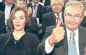Baykal'ın chp eski genel sekreteri mehmet sevigen'in başını çektiği bir ekiple sahaya ineceği belirtildi. Deniz Baykal In Cocuklari Kizi Asli Ataman Feto Cu Diye Internet Haber