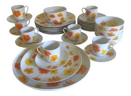 Die porzellanfabrik langenthal ag ist die bekannteste porzellanmarke in der schweiz mit einer langen tradition von 115 jahren. Vintage Mid Century Modern Suisse Langenthal Nasturtium Porcelain Dinnerware Set Of 35 Chairish