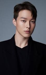 معلومة|180525 تم ذكر كيونغسو في احد بثوث v live سانغ دونغيل سأل من لديه  اكثر عدد قلوب في فقرات التحدث عن الافلام( على v live ) ، المقدم قال انه  كيونغسو مع