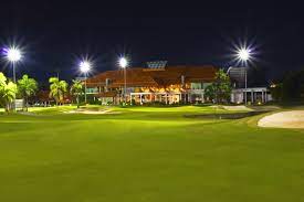 Golfový klub sutera harbour v kota kinabalu, které navrhl přední designér graham marsh, získal různá ocenění. Sutera Harbour Golf Club All Square Golf