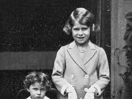 Oder war prinz charles (65) etwa ein kleiner rabauke?.queen elizabeth ii has had her second dose of coronavirus vaccine according to a palace source, taking the shot in public ahead of the monarch's first public appearance in five months. Queen Elizabeth Ii So Jung Und So Suss Bunte De