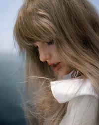 The Tortured Poets Department in color, our girl is just so beautiful 🥹