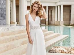 I modelli per chi punta su sobrietà ed eleganza! Abiti Da Sposa Semplici 50 Modelli Eleganti Ed Essenziali Abiti Da Sposa Abiti Da Sposa Semplici Abiti Da Seconde Nozze