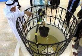 Air zamzam dalam sejarah singkatnya bermula dari kegelisahan siti hajar bersama putranya, ismail, yang ditinggal nabi ibrahim di wilayah gurun ternyata, entakan kaki ismail berhasil mengeluarkan air yang berlimpah. Ada Apa Dengan Air Zamzam Di Bulan Rajab Kompasiana Com