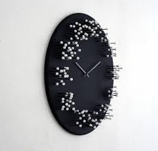 Plumeet 25cm orologio da muro silenzioso con numero grandi e graziosi e movimento digitale senza ticchettio, orologi da parete design moderno ottimo per la camera da letto e la cucina (faccia nera). Orologi Da Parete Design