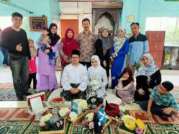 Farah lee yang juga seorang blogger pada 20 januari 2012, sebelum akhirnya memilih untuk bercerai pada 17 ogos 2016. Ally Iskandar Tamatkan Zaman Duda Bekas Isteri Tumpang Gembira Dia Bukan Milik Saya Dan Tiada Dalam Hati Ini Hiburan Mstar