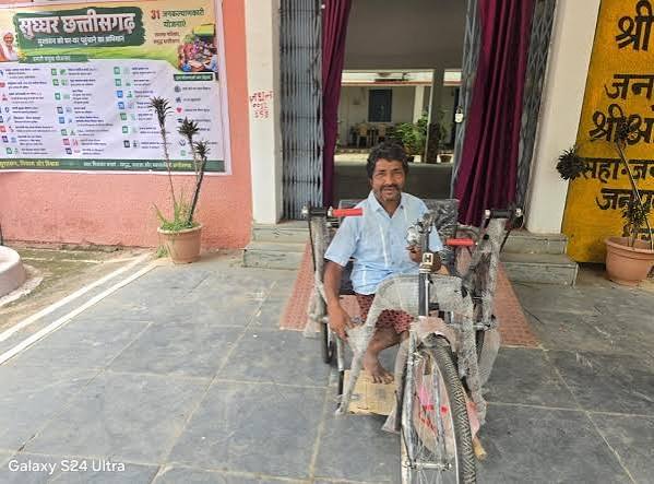 Raigarh: 24 घंटे में मिली ट्राइसाइकिल, मुख्यमंत्री विष्णुदेव साय की संवेदनशील पहल से दिव्यांग गणेश राम यादव के जीवन को मिली नई रफ्तार - raigarhtopnews.com