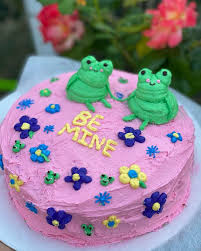Too much time in my hands! Kaylynn Infante On Instagram Testing Out These Minimalist Cakes That Have Been Going Around On Pinterest Tik Tok Etc And In 2021 Frog Cakes Frog Cake Pastel Cakes