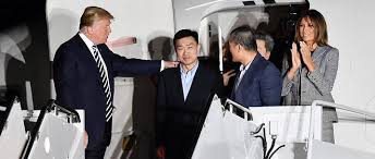 Trois otages français et un irakien libérés les quatre hommes sont employés de l'ong française sos chrétiens d'orient. Coree Trump Accueille Les Trois Otages Americains Liberes Par Pyongyang Le Point