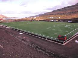 Hier hat sich eine norm von 68 mal 105 meter durchgesetzt. Rund 23 000qm Kunstrasen Aufgeteilt Auf 3 Fussballfelder Und Nebenflachen Auf Den Faroer Islands Sport Tartemann Gmbh