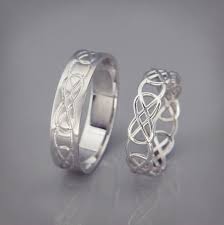 14k Weissgold Keltische Knoten Eheringe Set Handgefertigte 14k Weisses Gold Keltische Trauringe Seine Und Ihre Eheringe Set In 2020 Trauringe Hochzeitsring Sets Und Ring Verlobung