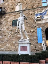 Vasarijev koridor (italijansko corridoio vasariano) je dvignjen zaprt prehod v firencah v italiji, ki povezuje palazzo vecchio s palačo pitti.na južni strani palazzo vecchio se nato pridruži galeriji uffizi, jo zapusti, prečka lungarno dei archibusieri in nato poteka po severni obali reke arno, dokler ne prečka reke na ponte vecchio.v času gradnje so morali koridor zgraditi okrog torre. Florenz Die Stadt Der Medici Italien Fur Die Ohren