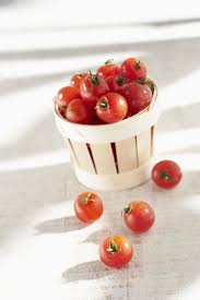Une Petite Equipe De Bonnes Tomates Fraiches Intermarche Producteurcommercant Fruits Tomates Fruits Et Legumes De Saison Fruits Et Legumes