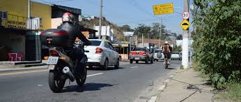 Pista 'estreita' na Av. Francisco Marengo traz riscos a pedestres