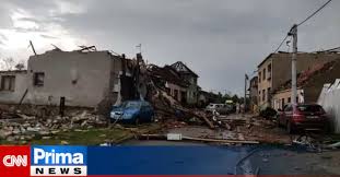 Tornádo je silně rotující svislý vír ve tvaru nálevky, chobotu. Tornado V Cesku Obec Hrusky Je Z Poloviny Srovnana Se Zemi Cnn Prima News