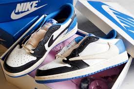 With the reverse swoosh, secret stash, and suede effect it's easy to say that air jordan 1 x travis scott is one of the most hyped up shoe of all time, but with hype comes counterfeits.sometimes in the hurry to grab onto such a latest beaut people end up with fake pairs in their hands. Take A Look At The Travis Scott X Fragment X Air Jordan 1 Low Og S Packaging
