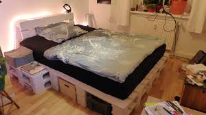 Fixieren sie ihr bett aus europaletten mit lochbändern Palettenbett Mit Stauraum From A To Z From 0 0 To Inf