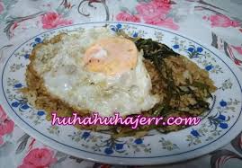 Xyah akak masak petang nih.dgn telor mata buaya sekalik eh.hahahaha *mat, akak guling2 baca entry azian, tgk si muaz potong kek, baca komen ko pulak tu.adeeei. Nasi Goreng Kampung Telur Mata Real Kampung Tau Sedap Blog Santai Santai Jerr
