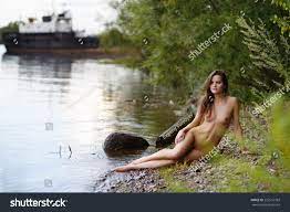 Naked Girl On River Bank写真素材223516393 | Shutterstock
