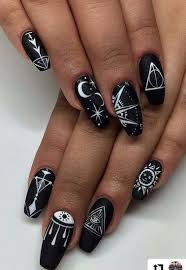 Uñas con flores rosas y rayas negras y blancas. Pin De Danitza Galdamez En Nail S Design Manicura De Unas Unas Para Novia Disenos De Unas Blancas