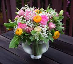 Fresh Flower Bouquet In A Vase With Pink Roses Yellow Ranunculus Lisianthus Baby Breath Fresh Flowers Arrangements Fresh Flower Bouquets Flower Arrangements
