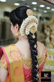You might look gorgeous on your wedding day with perfect makeover and stunning lehenga but what about your hair ladies? Awesome Looking Hair Styles Bridal Hairstyle Indian Wedding Indian Bridal Hairstyles South Indian Wedding Hairstyles