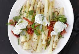 Weisser Spargel Mit Pochiertem Ei Und Krautern In Senfbutter Frisch Gekocht Rezept Frisch Gekocht Pochiertes Ei Spargel
