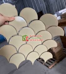 Gạch mosaic vảy cá màu be nhạt gốm sứ