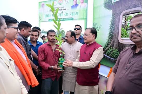 मुख्यमंत्री श्री विष्णु देव साय ने आज जशपुर के बगिया में 'ट्री एटीएम' को हरी झंडी दिखाकर रवाना किया। उन्होंने स्वयं ट्री एटीएम से आंवले का ...
