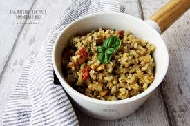 Riso freddo con tartara di verdure, insalata di riso venere con gamberi, riso freddo con anguria e primosale, insalata di riso integrale al pesto, riso nero con condimento. Riso Integrale Con Pesto Pomodorini E Noci Kucina Di Kiara