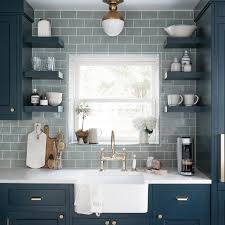 Some hamptons palettes includes a soft grey, blue or green as the main colour and use a bright white such as dulux vivid white tm for all woodwork including windows, doors, ceiling, skirtings and architraves. 35 Hamptons Style Kitchen Ideas Kitchen Islands Tiling And Colours