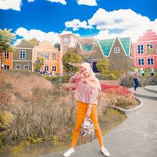 Devoyage bogor is an instagrammable tourist spot that carries a european concept from various sides. Tiket Masuk Devoyage Bogor 2021 Info Alamat Serta Wahana