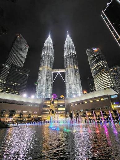 Lihat Menara Kembar dalam Cahaya yang Berbeda | Trip.com Kuala Lumpur