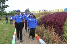 Kalau saya tinggal di sini, bisa berapa buku saya tulis, kata wanita bergelar profesor ini. Taman Warna Warni Spot Instagrammable Di Kebun Raya Batam