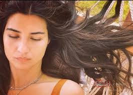 Tuba büyüküstün and onur saylak, who signed the wedding book in paris consulate in 2012, could not save their marriage despite their twin daughters toprak and maya, and divorced 6 years later. Unlu Oyuncu Tuba Buyukustun Un Yeni Aski Bakin Kim Cikti Galeri Magazin