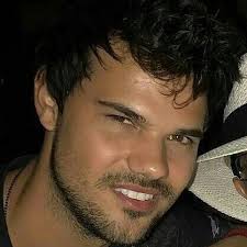 taylor lautner orome 22 تويتر