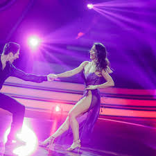 Lola weippert passiert peinliches malheur auf der tanzfläche. Nazan Eckes Zeigt Ihren Body Am Strand Und Sorgt Fur Wirbel Wunderschon Oder Alte Oma Stars