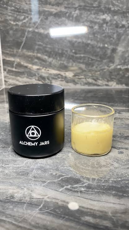 Concentré Alchemist 1g Live Badder Hybrid Blue Dream dans son pot de verre protecteur