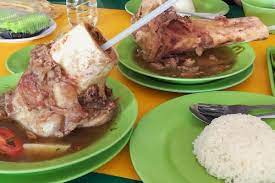 Masukkan tulang sumsum yang telah dipanggang dalam panci besar. 5 Rekomendasi Tempat Makan Sop Tulang Sumsum Di Medan