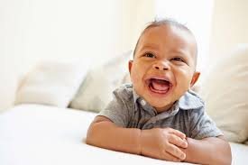 Wann lächeln babys, fangen an zu lachen, drehen sich um, kriechen und gehen? Babyshooting Funf Tipps Fur Die Perfekten Fotos Nach Der Geburt