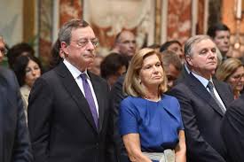 La coppia abita dal 2009 a città della pieve (pg) e ha un appartamento nel quartiere pariolia roma. La Carriera Di Mario Draghi Nelle Foto D Archivio Di Pizzi Formiche Net