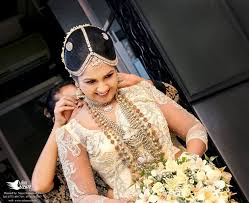 How to make a bridal hair decoration with fresh flowers,easy to make.you can create more designs with your creativity for more information go to my facebook. Salon Susee On Twitter Kandyan Bridal Dressing In Salon Susee Bridal Hair Beauty Academy Samarasekara Saress Makeup Flowers Https T Co V0bkqvnw6v