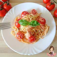 Lessate la pasta al dente, raffreddatela sotto l'acqua corrente, conditela con il mix preparato e philadelphia classico tagliato a dadini. Spaghetti Con Pomodorini E Philadelphia Primo Piatto Cremoso Tutto Fa Brodo In Cucina