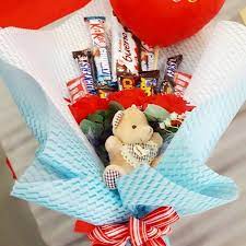 Setiap kekasih allah itu mempunyai 70 perhiasan yang beraneka ragam warnanya. Bouquet Coklat Melaka Hadiah Hari Jadi Untuk Kekasih Hati Rm50 Whatsapp 017 3054350 Untuk Tempah Zeeyra Zeeyrah Flowers Bouquet Holiday Decor Diy Flowers