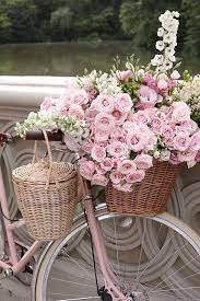White decorative old bike with a basket of flowers against a brick wall. Lady Says Luchshij Sajt Dlya Velosipedistov Po Versii Bikego Bom Dia Rosa Arranjos De Flores Bonitos Rosas Roxas