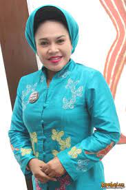 Endang has done much in the 1980s to revive the historic form kroncong, which is a blending of indonesian and portugese styles. Hetty Koes Endang Tak Ingin Sendiri Spanische Ubersetzung