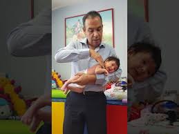 Antes de empezar el baño has de tener preparado todo lo que vayas a necesitar la ropa de recambio,la toalla, el jabón neutro, una esponja, cremas,pañales. Como Banar A Un Bebe En La Regadera Youtube