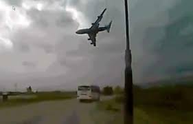 Er ist heute abgeordneter für die zur partei gewandelten rebellen. Dramatische Bilder Video Zeigt Todlichen Flugzeugabsturz In Afghanistan Panorama Gesellschaft Tagesspiegel